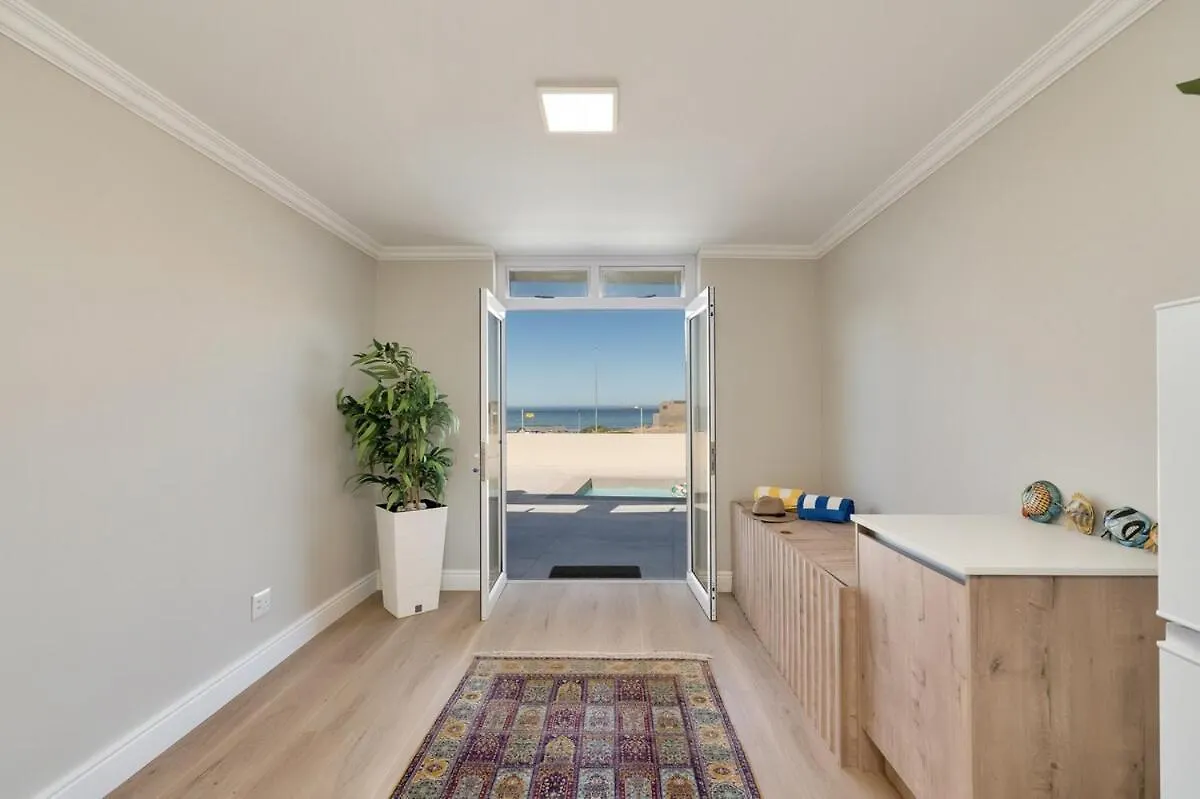 Elegant Beach Front Villa Bloubergstrand