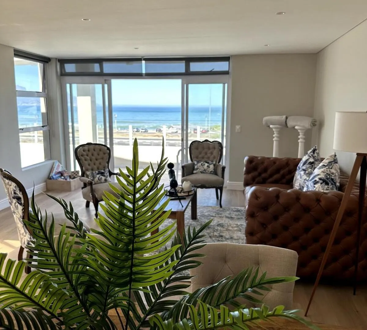 Elegant Beach Front Villa Bloubergstrand