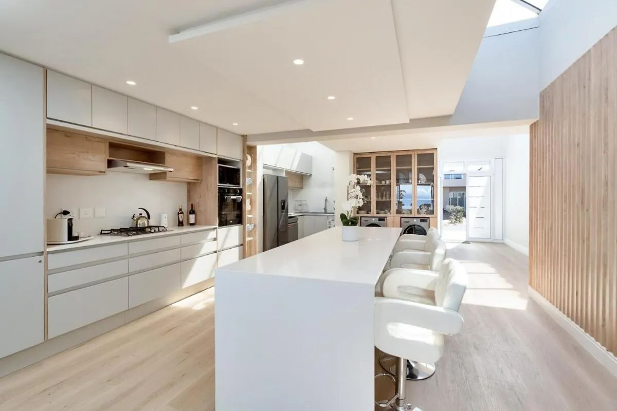 Elegant Beach Front Villa Bloubergstrand