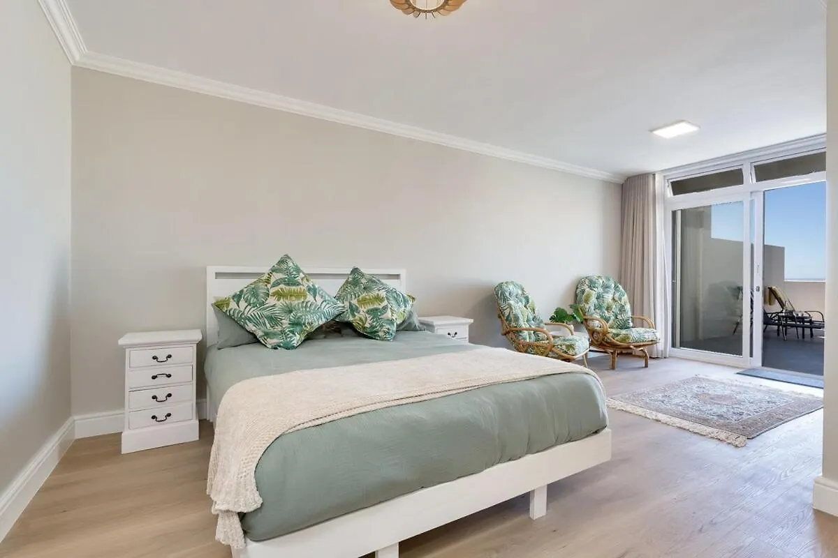 Elegant Beach Front Villa Bloubergstrand