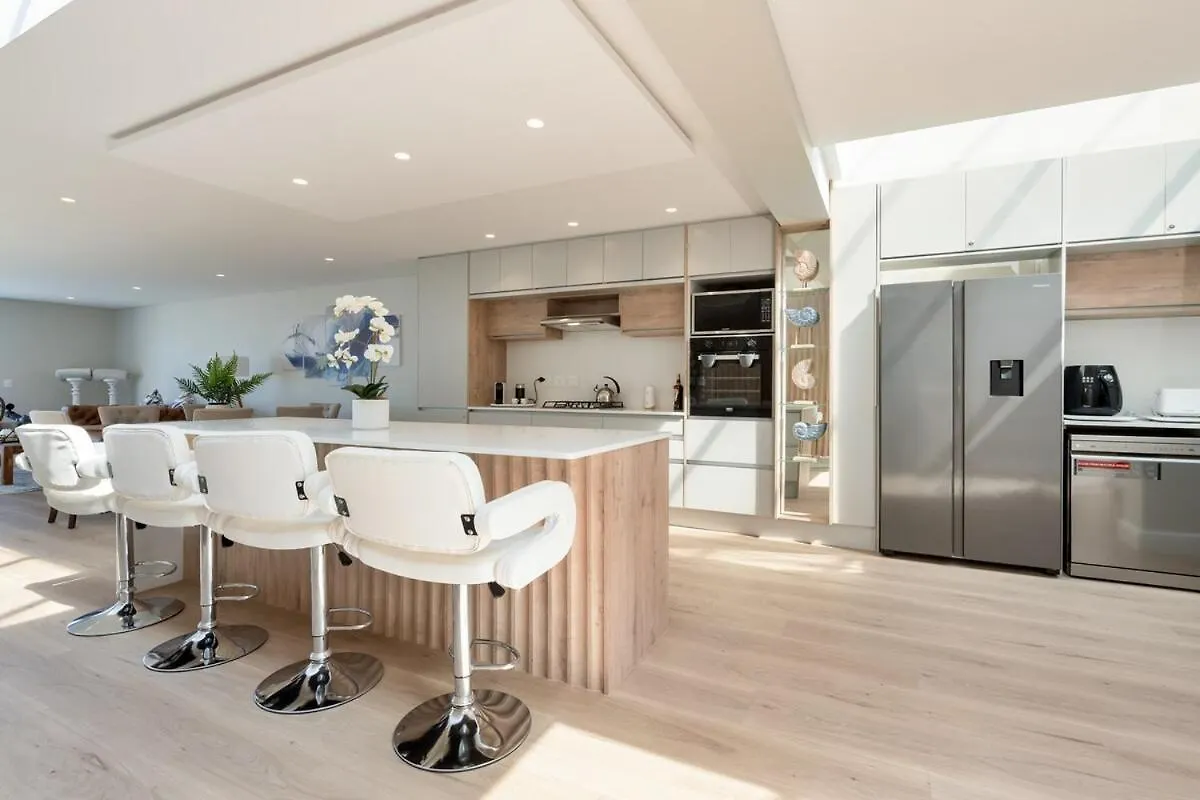 Elegant Beach Front Villa Bloubergstrand